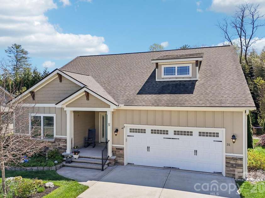 31 Anvil Avenue, Hendersonville, NC 28792.  MLS# CAR4367438, YatesRealty ID 9525. 