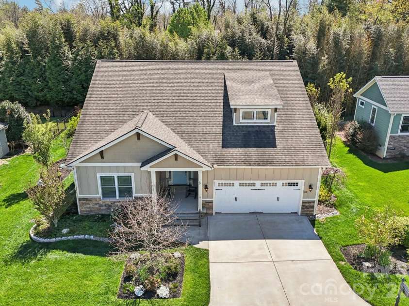 31 Anvil Avenue, Hendersonville, NC 28792.  MLS# CAR4367438, YatesRealty ID 9525. 