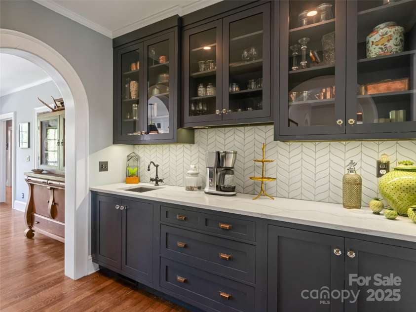 341 Vanderbilt Road, Asheville, NC 28803.  MLS# CAR4253795, YatesRealty ID 9525. 