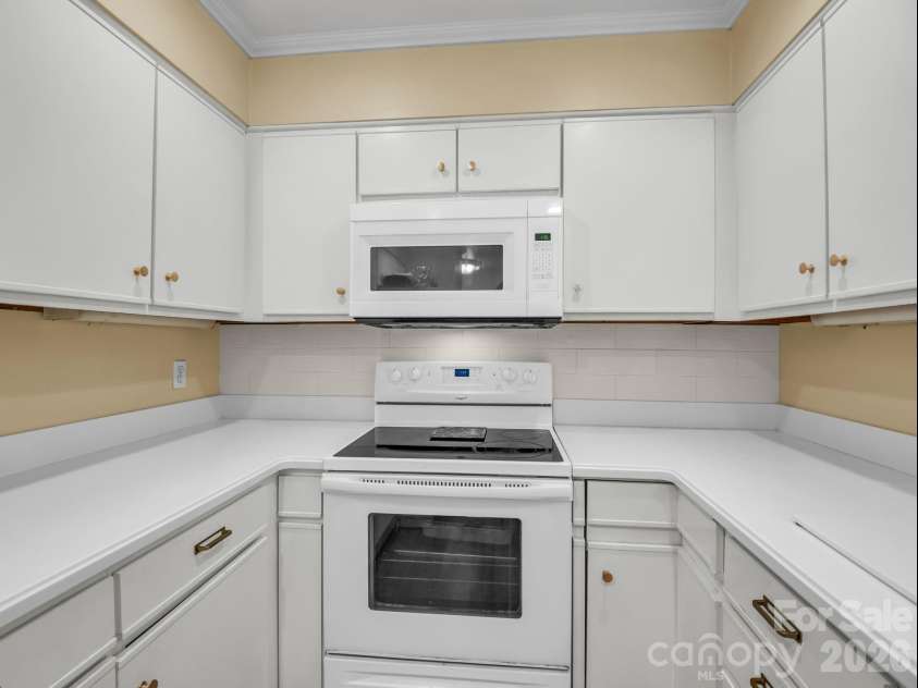 335 Melrose Avenue, Tryon, NC 28782.  MLS# CAR4417394, YatesRealty ID 9529. Tile backsplash behind stove