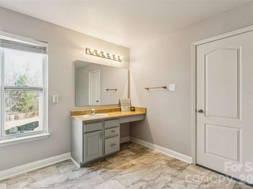 205 Edzell Drive, Salisbury, NC 28146.  MLS# CAR4336512, YatesRealty ID 9531. Primary bath