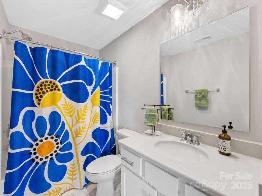 5013 Watercrest Trail, Belmont, NC 28012.  MLS# CAR4234154, YatesRealty ID 9534. 2nd floor bath with linen closet