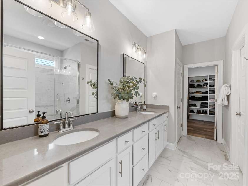 5013 Watercrest Trail, Belmont, NC 28012.  MLS# CAR4234154, YatesRealty ID 9534. Double sinks