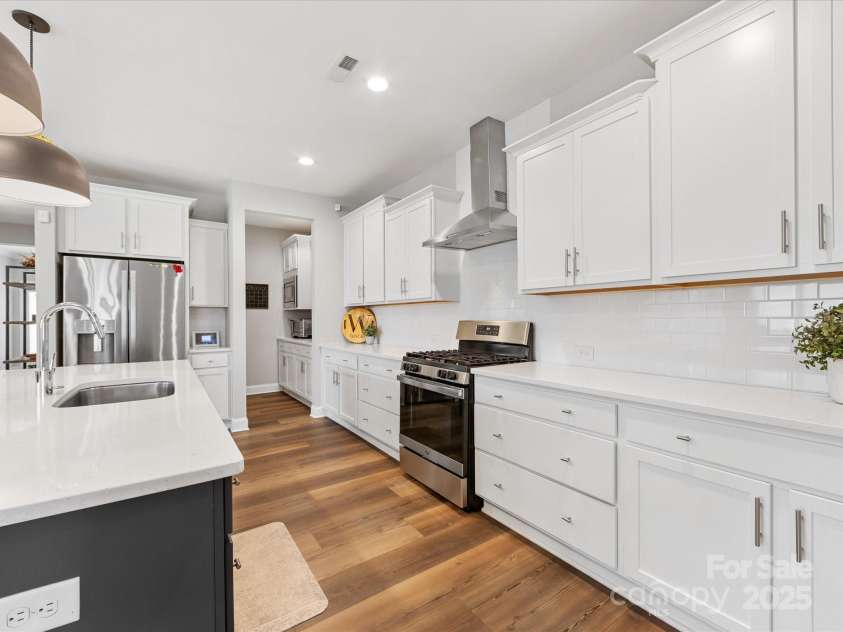 5013 Watercrest Trail, Belmont, NC 28012.  MLS# CAR4234154, YatesRealty ID 9534. Gas range