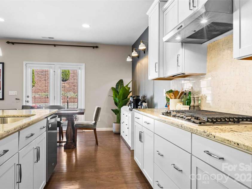 2914 Hiddenbrook Way, Indian Land, SC 29707.  MLS# CAR4227990, YatesRealty ID 9536. Gas cooktop
