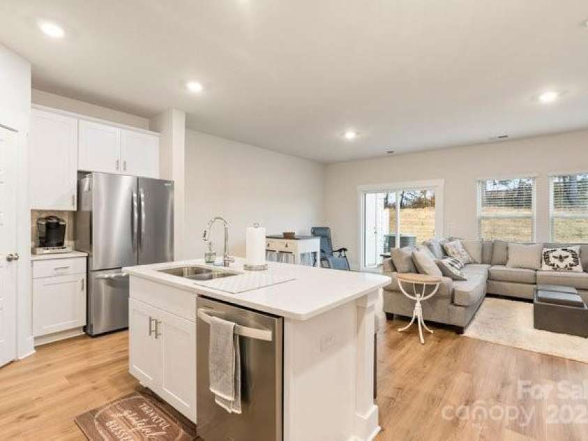 947 Yarn Way, Greer, SC 29651.  MLS# CAR4216767, YatesRealty ID 9537. Kitchen Island