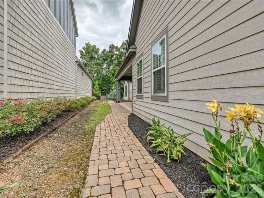2034 Laney Pond Road, Matthews, NC 28104.  MLS# CAR4277019, YatesRealty ID 9538. 