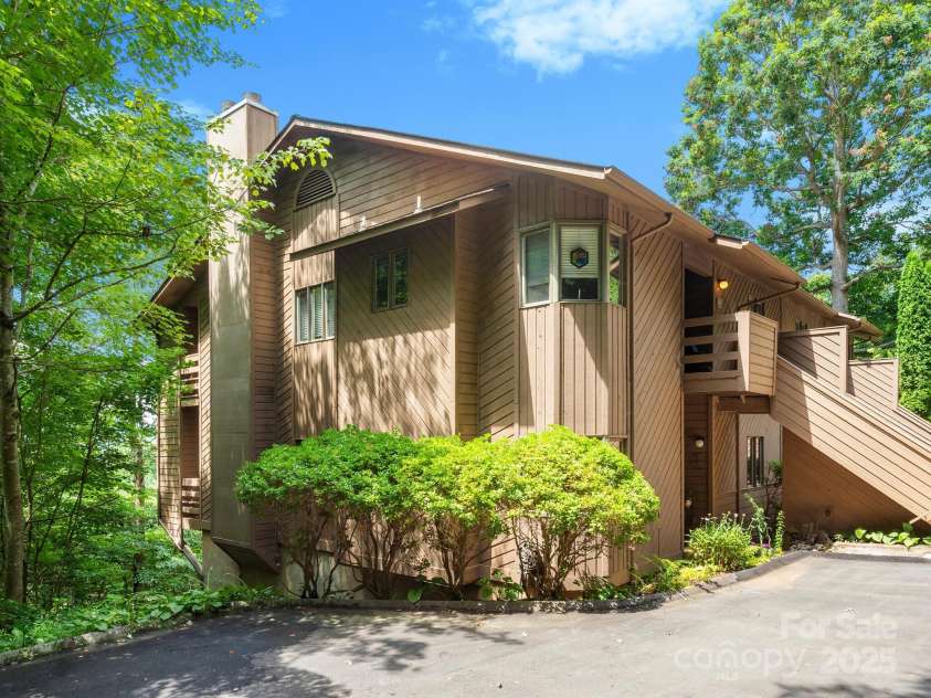 305 Piney Mountain Drive, Asheville, NC 28805.  MLS# CAR4286692, YatesRealty ID 9539. 