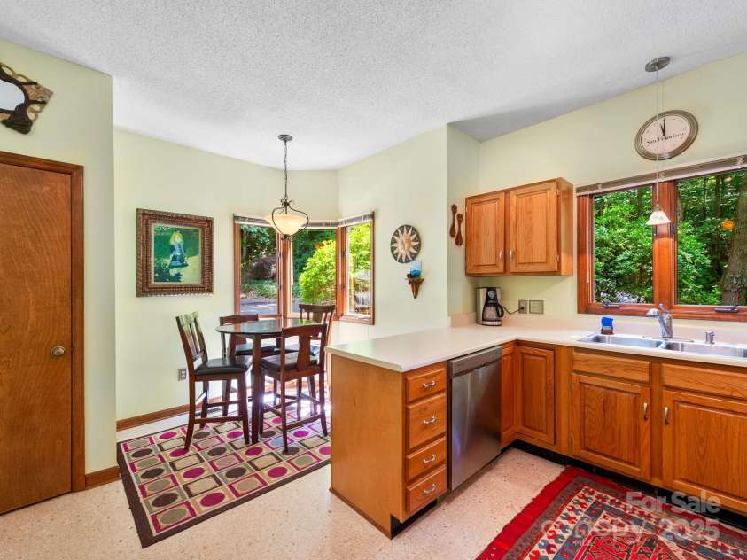 305 Piney Mountain Drive, Asheville, NC 28805.  MLS# CAR4286692, YatesRealty ID 9539. Eat-in dining 