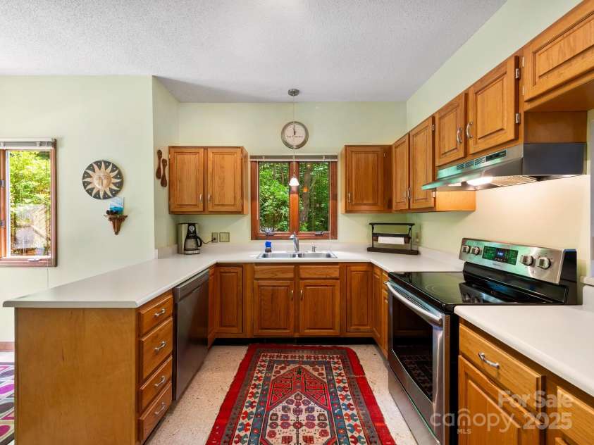 305 Piney Mountain Drive, Asheville, NC 28805.  MLS# CAR4286692, YatesRealty ID 9539. Large kitchen