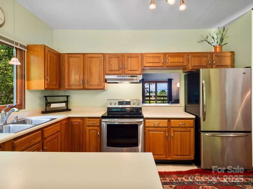 305 Piney Mountain Drive, Asheville, NC 28805.  MLS# CAR4286692, YatesRealty ID 9539. Stainless steel appliances