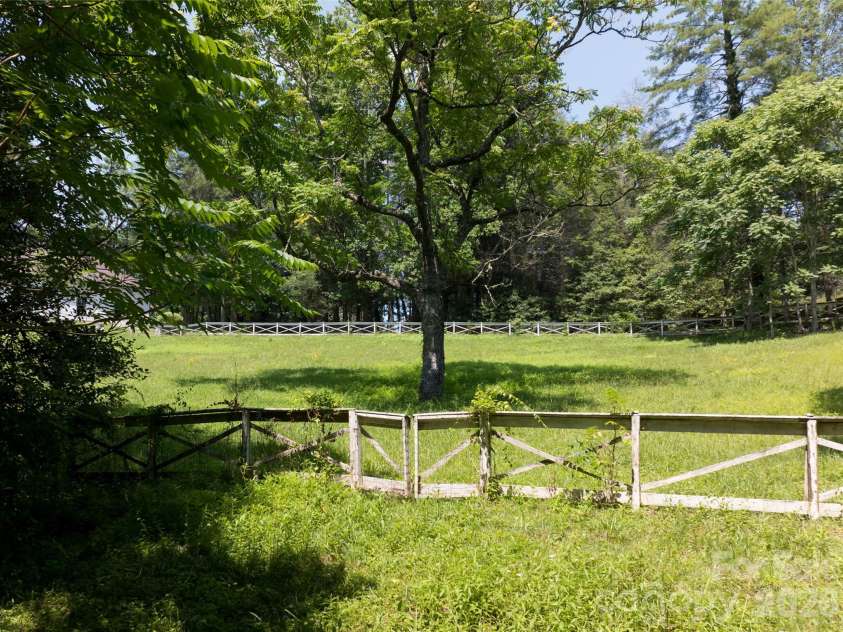 34 Oak Gate Drive, Hendersonville, NC 28739.  MLS# CAR4366581, YatesRealty ID 9539. 