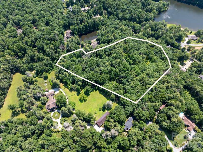 34 Oak Gate Drive, Hendersonville, NC 28739.  MLS# CAR4366581, YatesRealty ID 9539. 