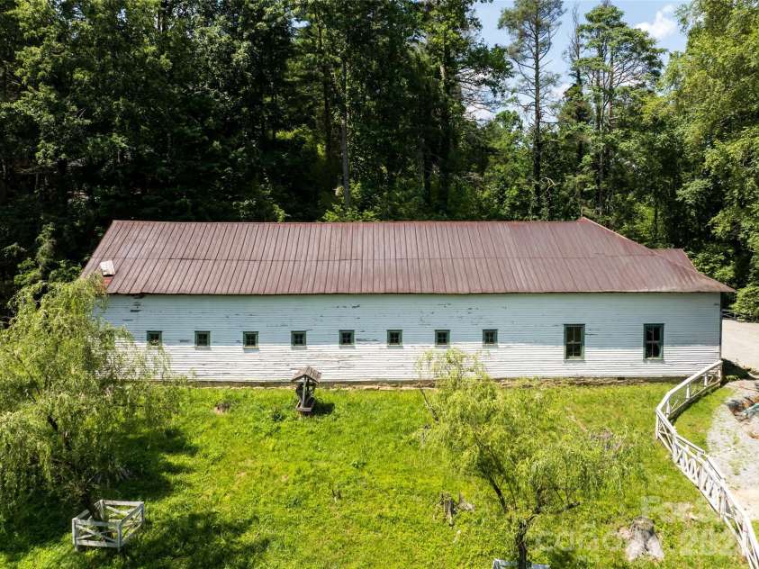 34 Oak Gate Drive, Hendersonville, NC 28739.  MLS# CAR4366581, YatesRealty ID 9539. 