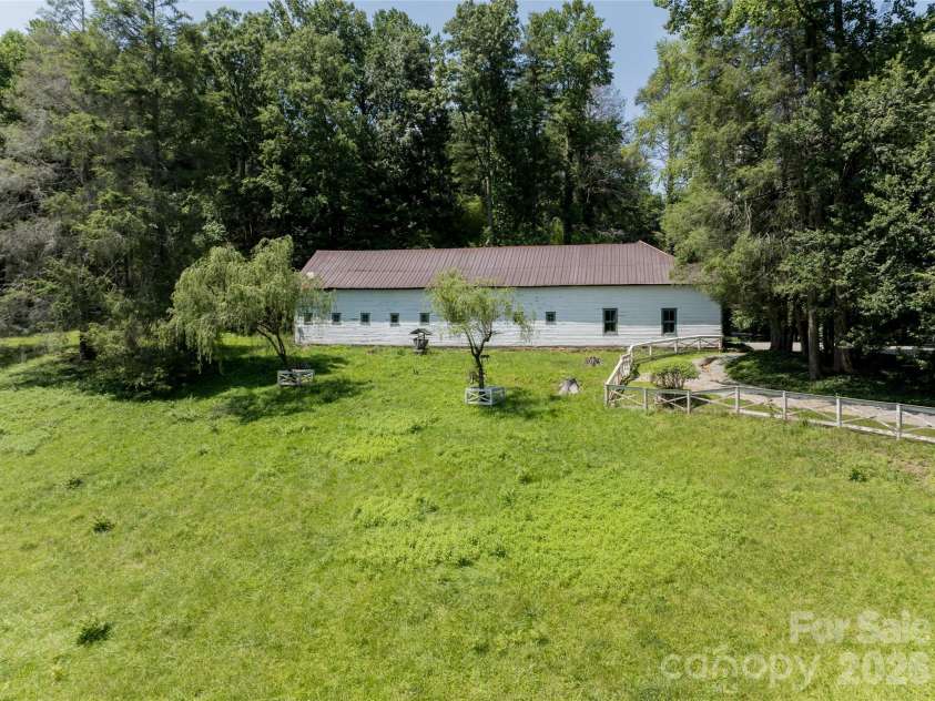 34 Oak Gate Drive, Hendersonville, NC 28739.  MLS# CAR4366581, YatesRealty ID 9539. 