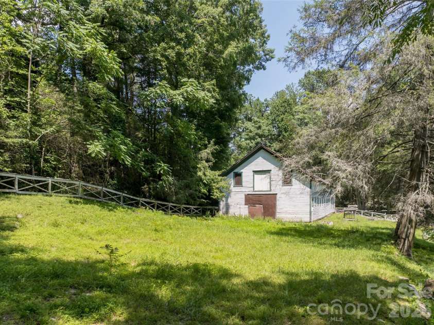 34 Oak Gate Drive, Hendersonville, NC 28739.  MLS# CAR4366581, YatesRealty ID 9539. 