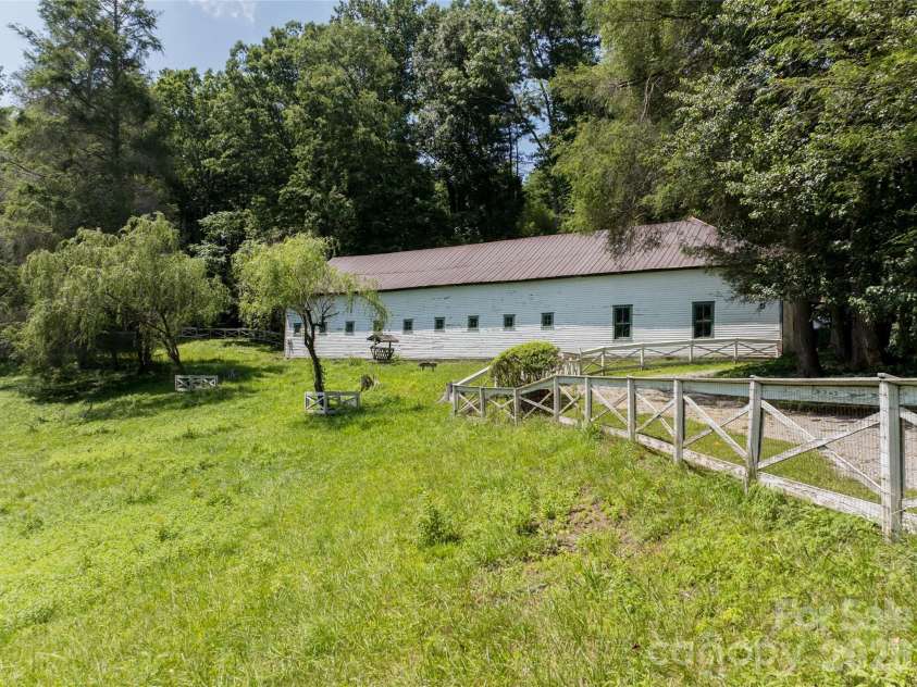 34 Oak Gate Drive, Hendersonville, NC 28739.  MLS# CAR4366581, YatesRealty ID 9539. 