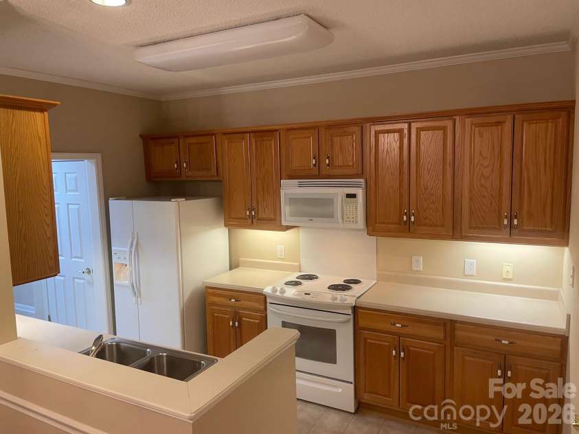 499 26th Avenue, Hickory, NC 28601.  MLS# CAR4337149, YatesRealty ID 954. Kitchen