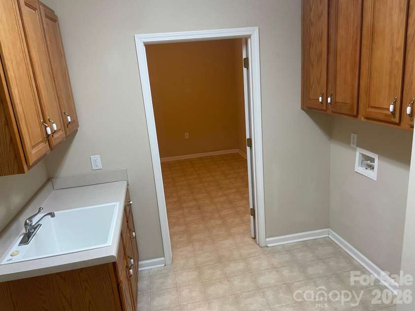 499 26th Avenue, Hickory, NC 28601.  MLS# CAR4337149, YatesRealty ID 954. Laundry Room