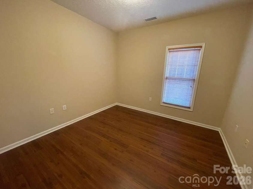 499 26th Avenue, Hickory, NC 28601.  MLS# CAR4337149, YatesRealty ID 954. Middle Bedroom