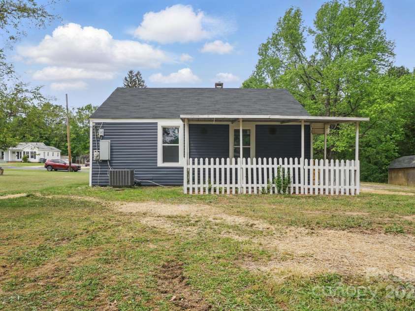 410 17th Street, Kannapolis, NC 28083.  MLS# CAR4250552, YatesRealty ID 9540. 