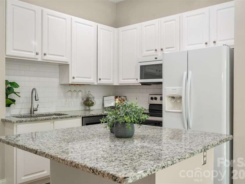627 Garden District Drive, Charlotte, NC 28202.  MLS# CAR4401863, YatesRealty ID 9546. 