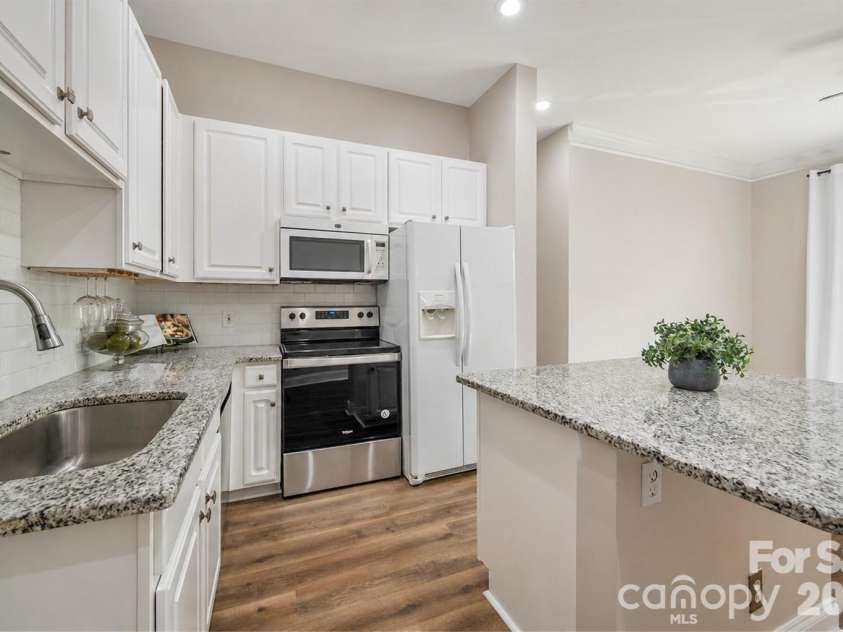 627 Garden District Drive, Charlotte, NC 28202.  MLS# CAR4401863, YatesRealty ID 9546. 