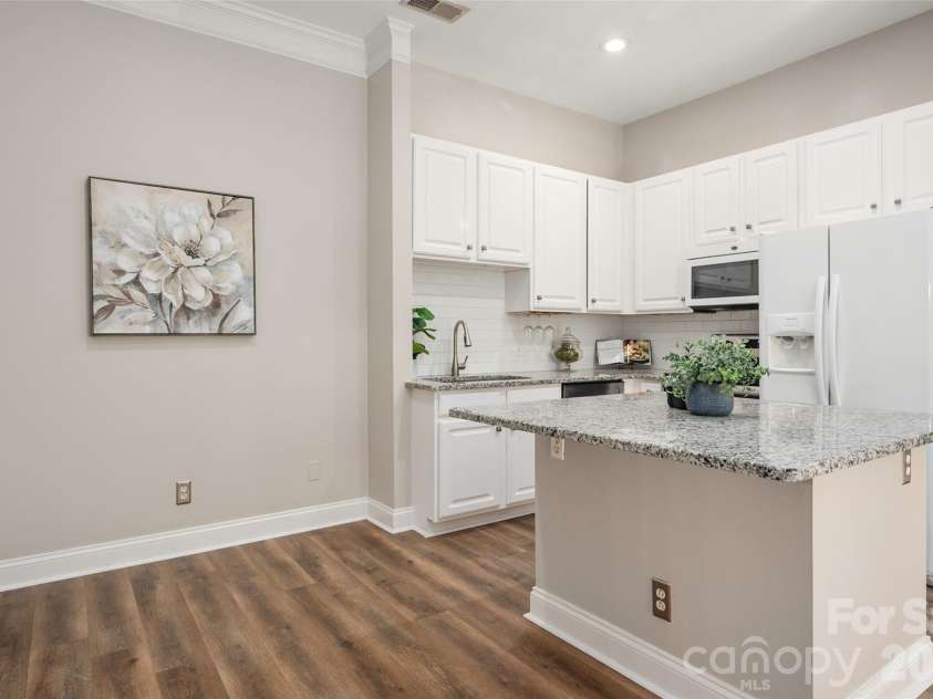 627 Garden District Drive, Charlotte, NC 28202.  MLS# CAR4401863, YatesRealty ID 9546. 
