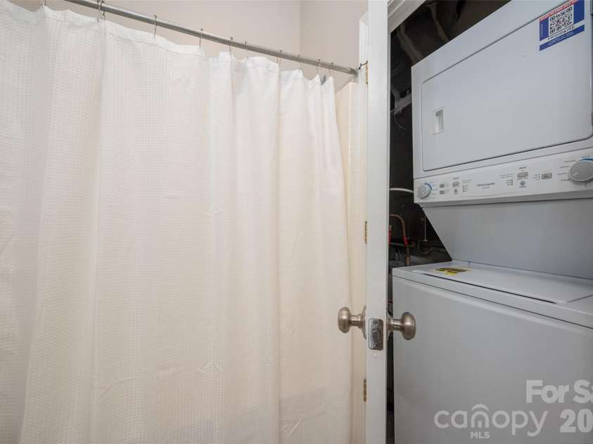 627 Garden District Drive, Charlotte, NC 28202.  MLS# CAR4401863, YatesRealty ID 9546. Washer/Dryer Conveys