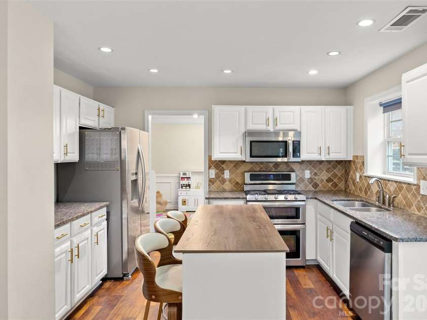 14339 Crown Harbor Drive, Charlotte, NC 28278.  MLS# CAR4351125, YatesRealty ID 9547. 