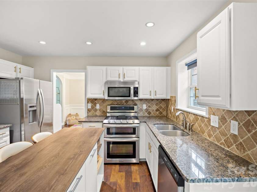 14339 Crown Harbor Drive, Charlotte, NC 28278.  MLS# CAR4351125, YatesRealty ID 9547. 