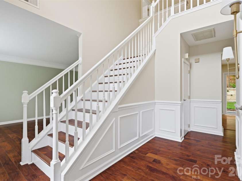 14339 Crown Harbor Drive, Charlotte, NC 28278.  MLS# CAR4415529, YatesRealty ID 9547. Front Entry Foyer