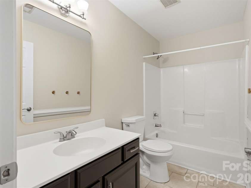 14339 Crown Harbor Drive, Charlotte, NC 28278.  MLS# CAR4415529, YatesRealty ID 9547. Full Bath
