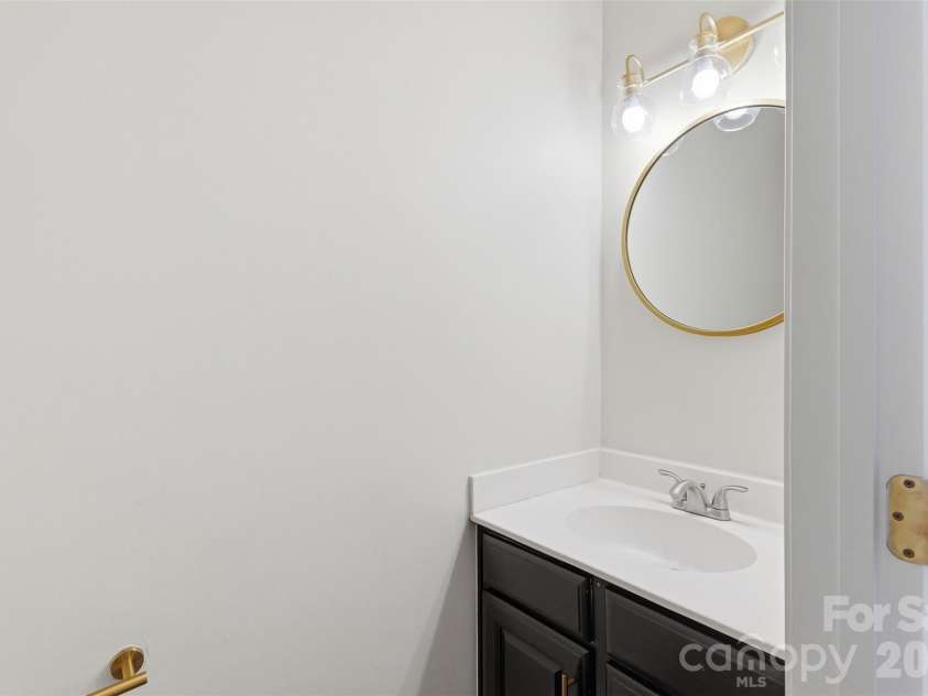 14339 Crown Harbor Drive, Charlotte, NC 28278.  MLS# CAR4415529, YatesRealty ID 9547. Half Bath on main level