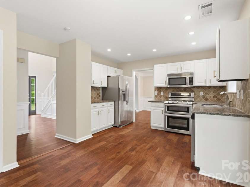 14339 Crown Harbor Drive, Charlotte, NC 28278.  MLS# CAR4415529, YatesRealty ID 9547. Kitchen
