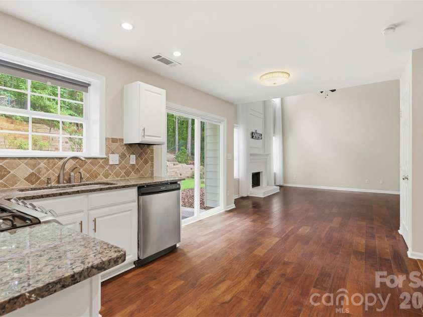 14339 Crown Harbor Drive, Charlotte, NC 28278.  MLS# CAR4415529, YatesRealty ID 9547. Kitchen & Breakfast Nook
