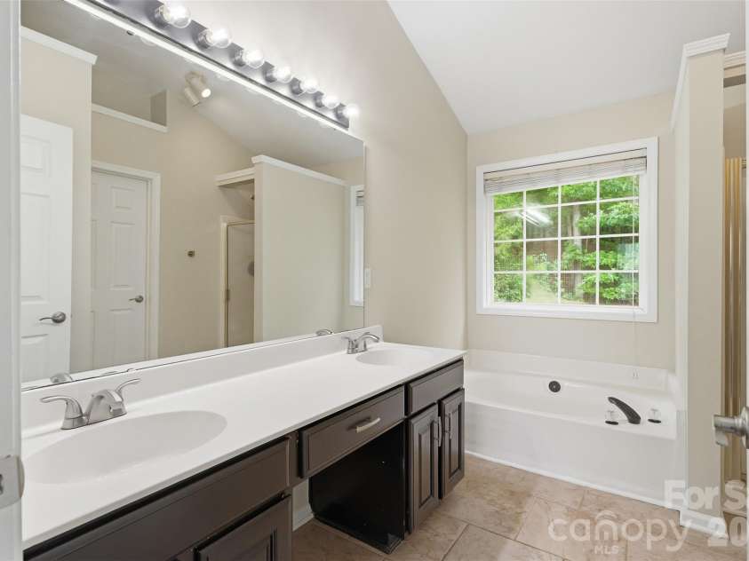 14339 Crown Harbor Drive, Charlotte, NC 28278.  MLS# CAR4415529, YatesRealty ID 9547. Primary bath