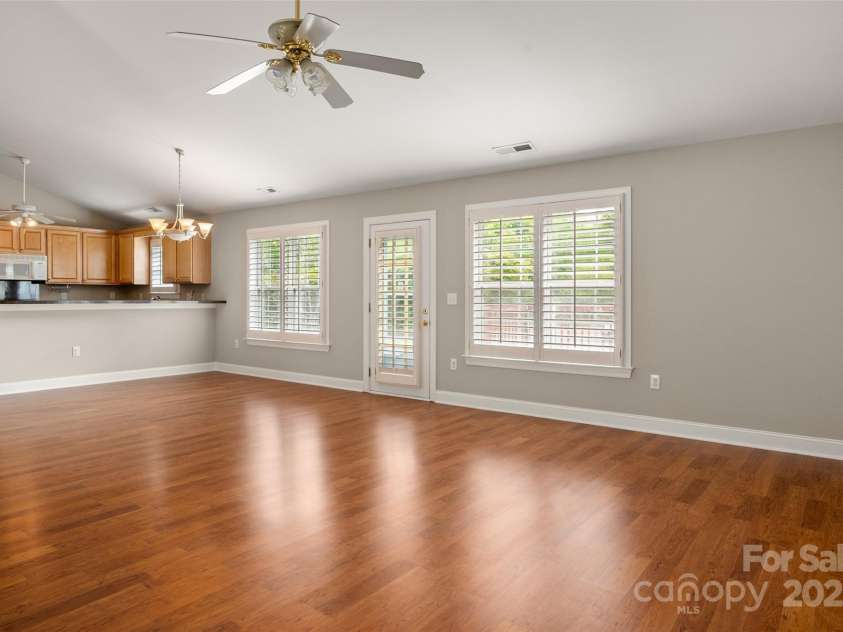 2412 Laura Drive, Charlotte, NC 28212.  MLS# CAR4249172, YatesRealty ID 9547. Dining area