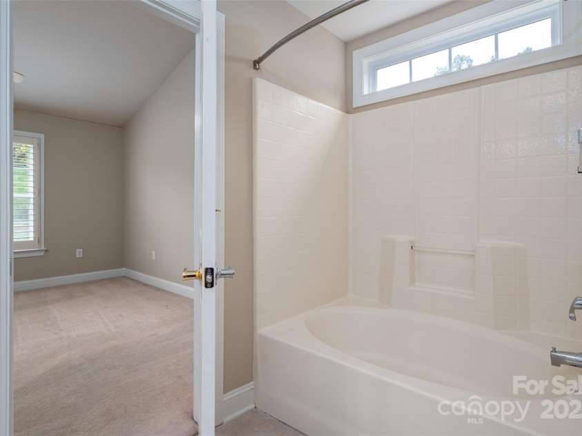 2412 Laura Drive, Charlotte, NC 28212.  MLS# CAR4249172, YatesRealty ID 9547. Ensuite Bathroom