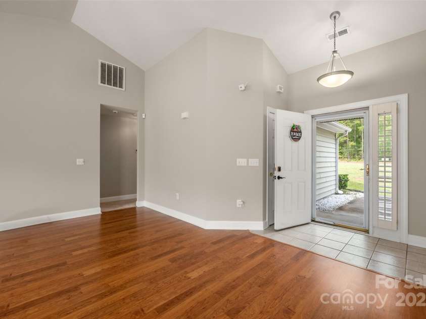 2412 Laura Drive, Charlotte, NC 28212.  MLS# CAR4249172, YatesRealty ID 9547. Entryway