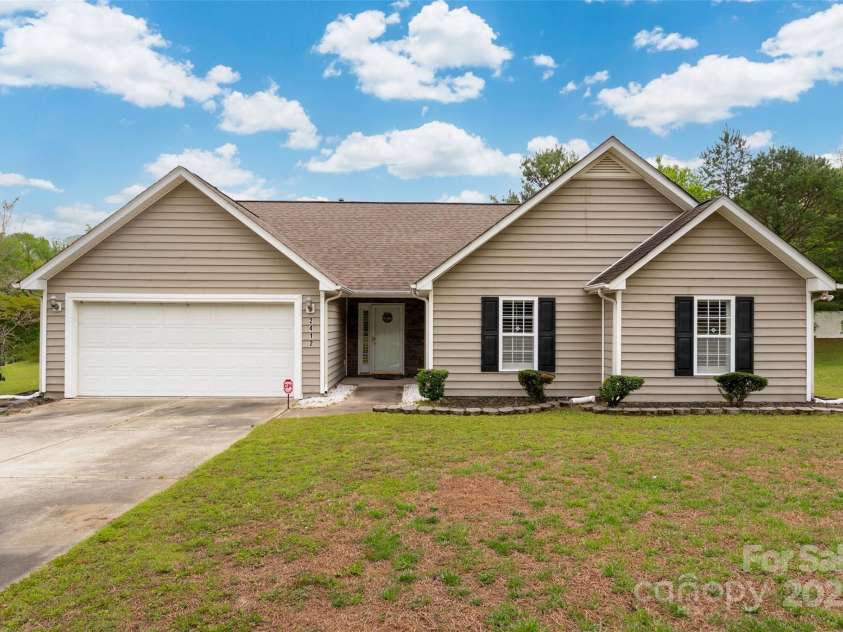 2412 Laura Drive, Charlotte, NC 28212.  MLS# CAR4249172, YatesRealty ID 9547. Welcome home to 2412 Laura Drive!