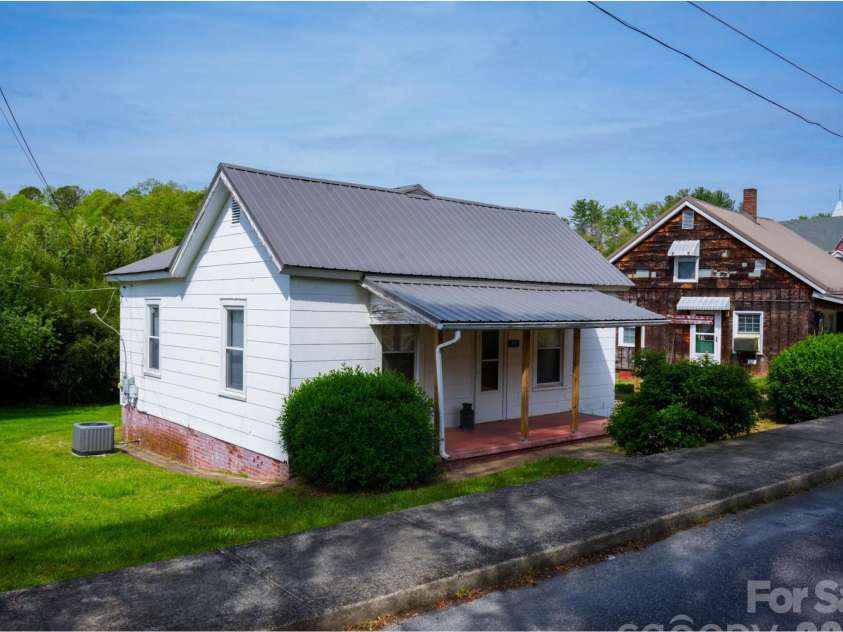 102 6th EM Street, Marion, NC 28752.  MLS# CAR4366313, YatesRealty ID 9549. 