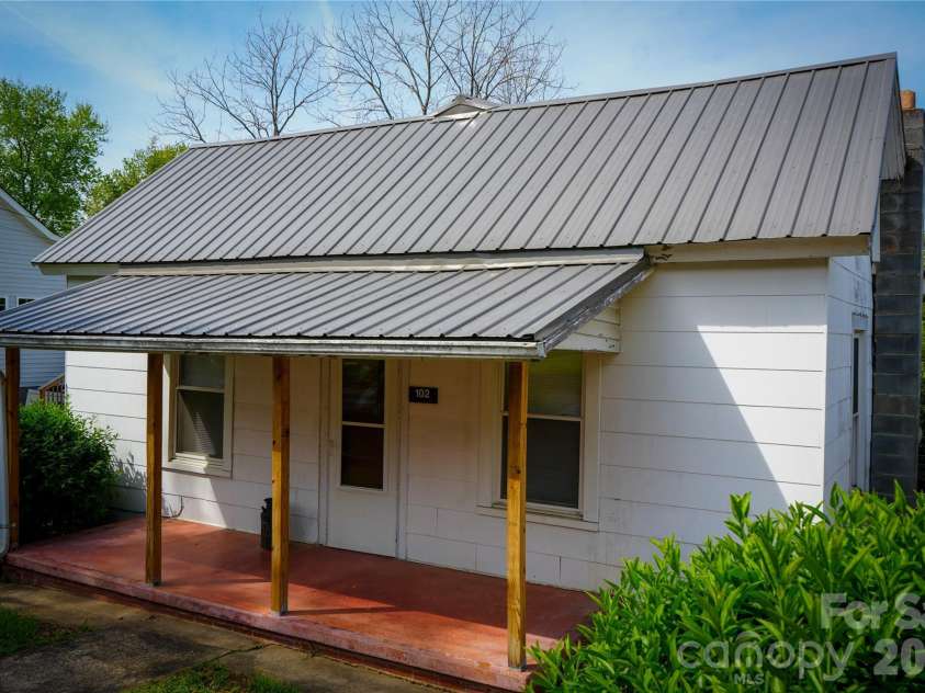 102 6th EM Street, Marion, NC 28752.  MLS# CAR4366313, YatesRealty ID 9549. 