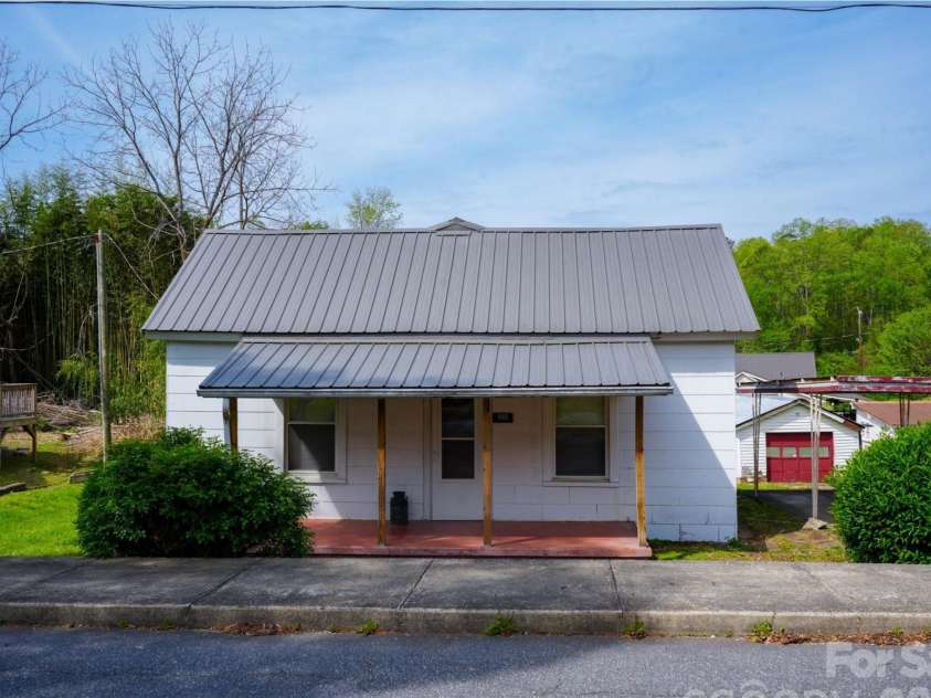 102 6th EM Street, Marion, NC 28752.  MLS# CAR4366313, YatesRealty ID 9549. 