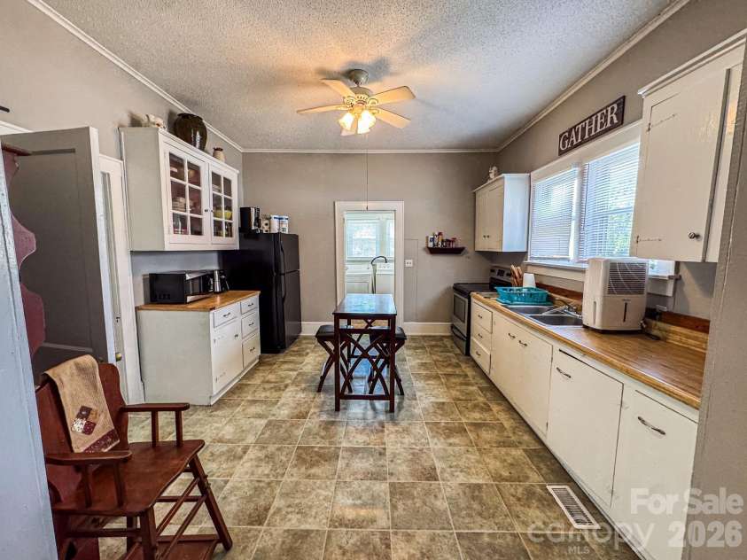 102 6th EM Street, Marion, NC 28752.  MLS# CAR4366313, YatesRealty ID 9549. 