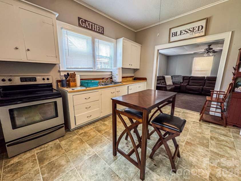 102 6th EM Street, Marion, NC 28752.  MLS# CAR4366313, YatesRealty ID 9549. 