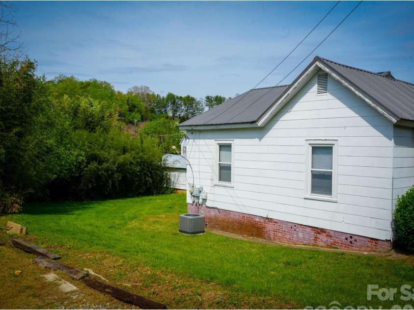 102 6th EM Street, Marion, NC 28752.  MLS# CAR4366313, YatesRealty ID 9549. 