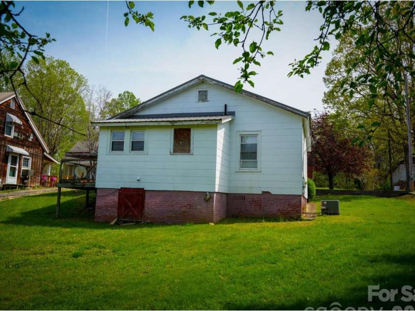 102 6th EM Street, Marion, NC 28752.  MLS# CAR4366313, YatesRealty ID 9549. 