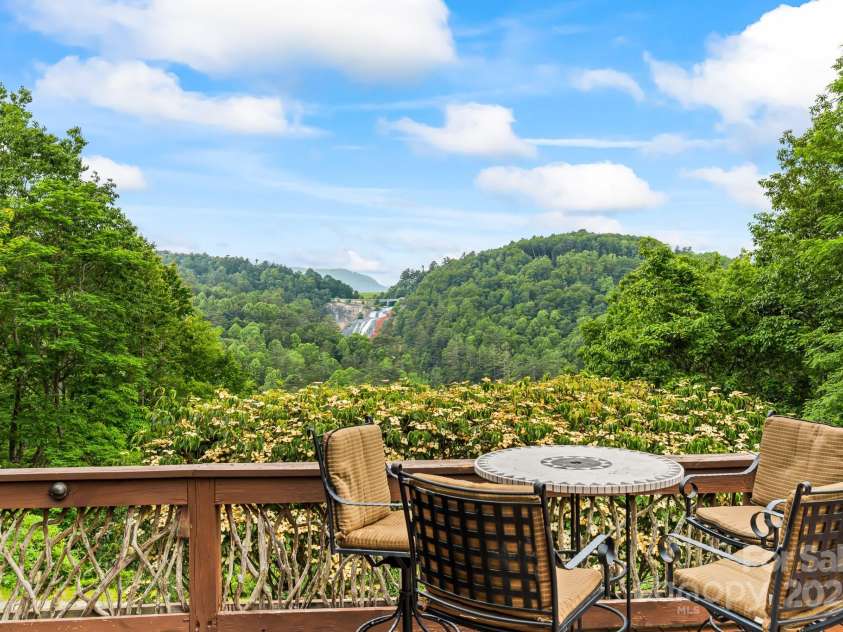 300 Falls View Drive, Lake Toxaway, NC 28774.  MLS# CAR4311504, YatesRealty ID 955. 