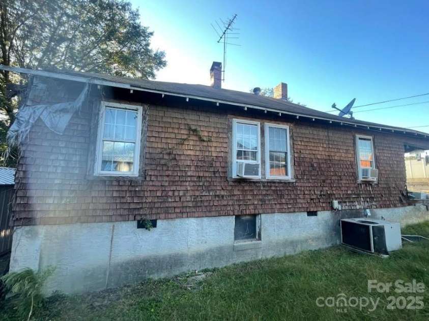50 Ranlo Avenue, Gastonia, NC 28054.  MLS# CAR4205510, YatesRealty ID 955. 